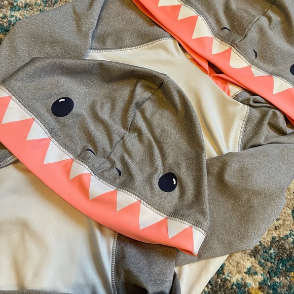 4T & 2T swimsuit top . In a shark shape . - Picture 1 of 4